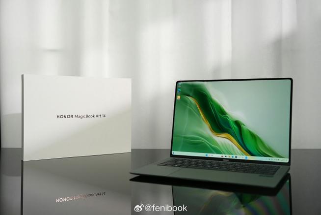 几乎一模一样的a面和屏幕,几乎一模一样的键盘布局,一模一样的触控板